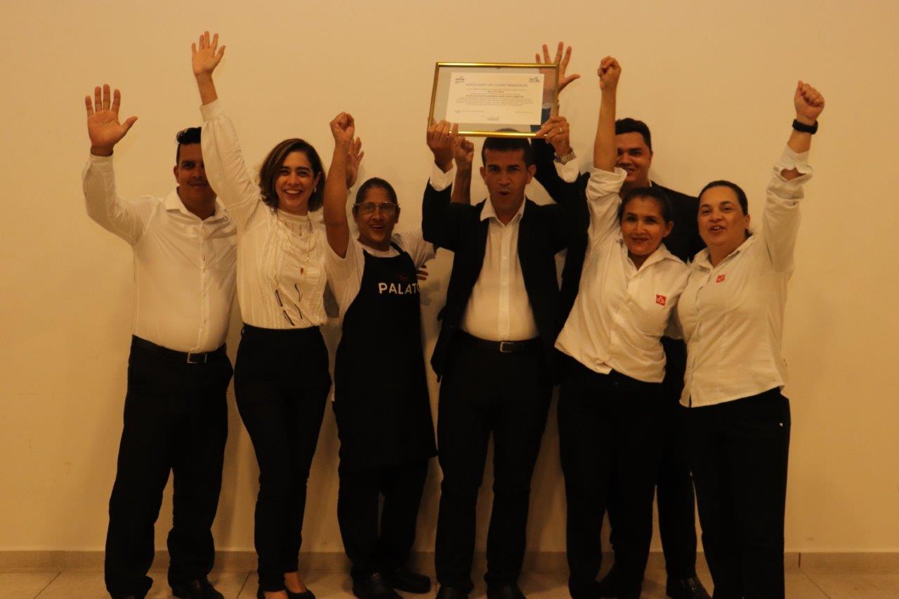 Colaboradores do Supermercado Palato Praia comemoram certificação PAS entregue pelo Senac Alagoas