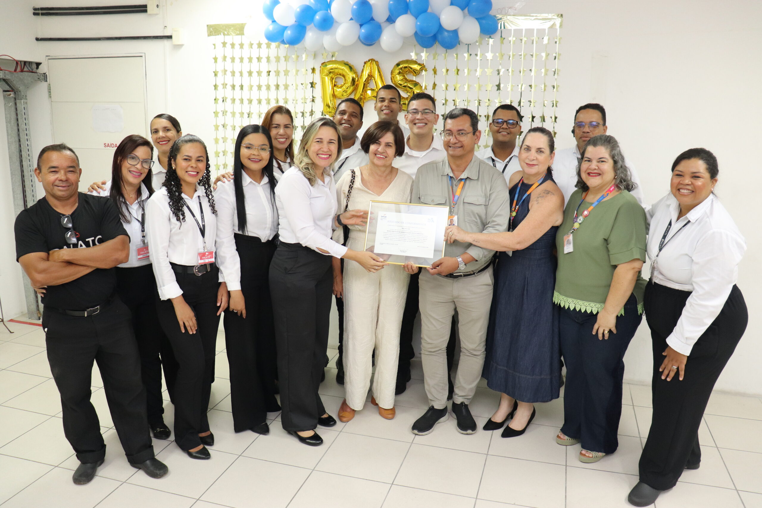 Equipe do Supermercado Palato 24h recebe atestado do Programa Alimentos Seguros