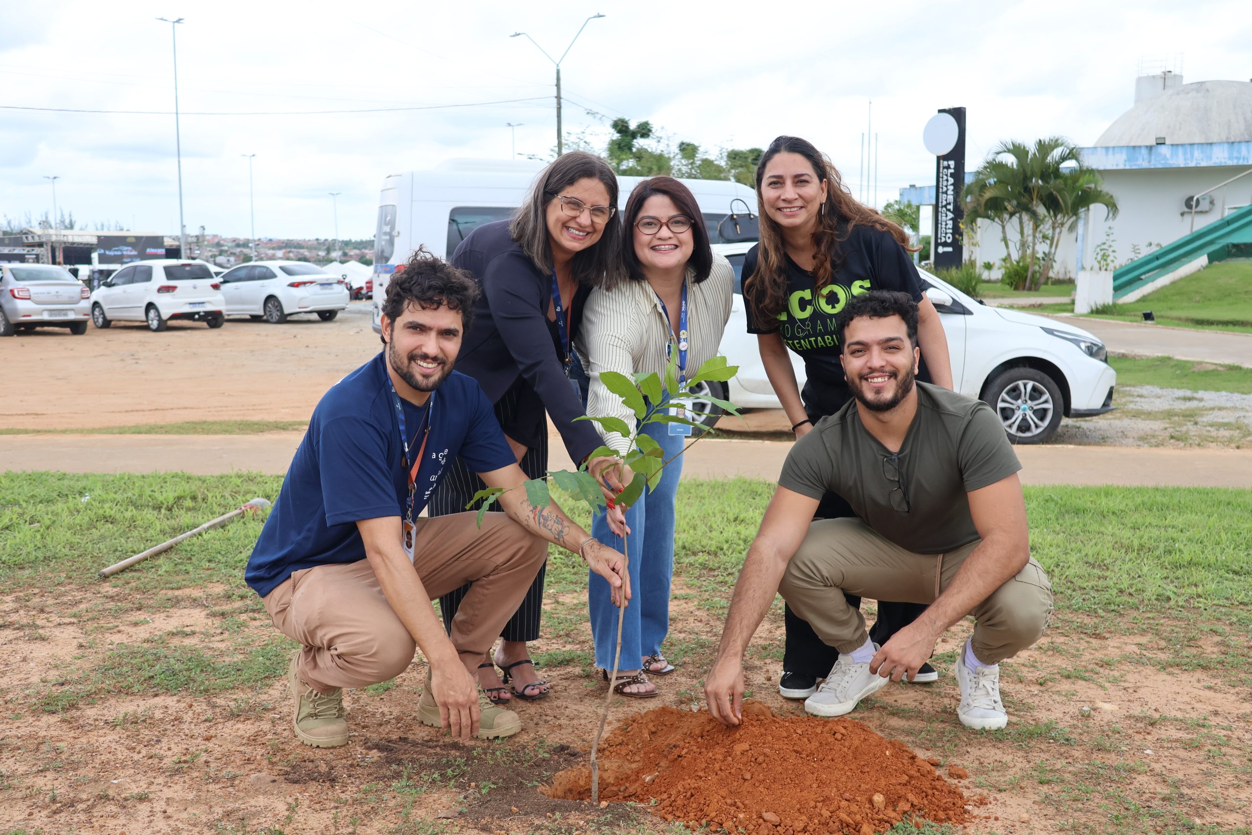 (Fotos) Plantio de mudas no Centro de Convenções