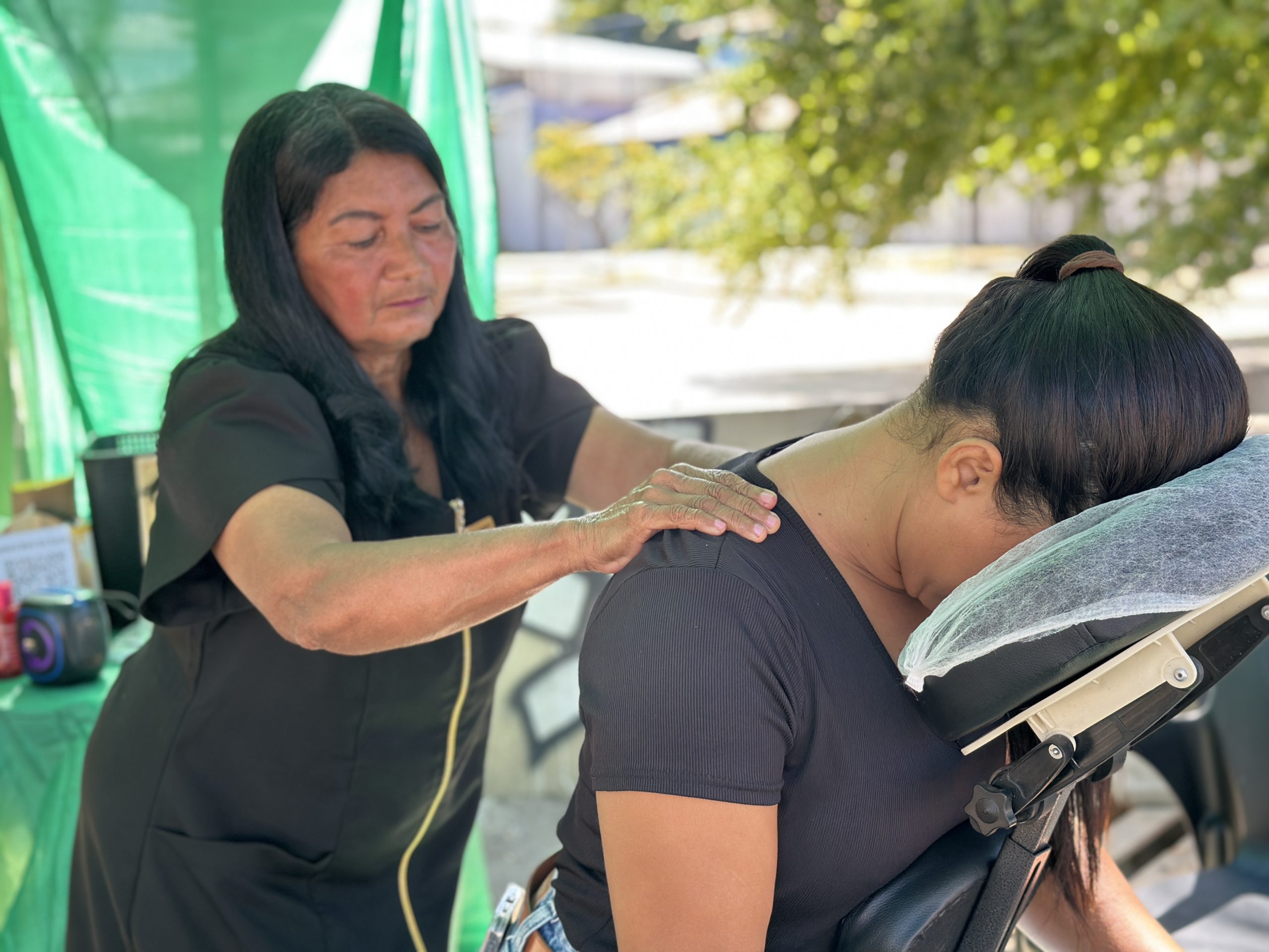 Ex-aluna do Senac Alagoas transforma praça pública em estúdio de massagem